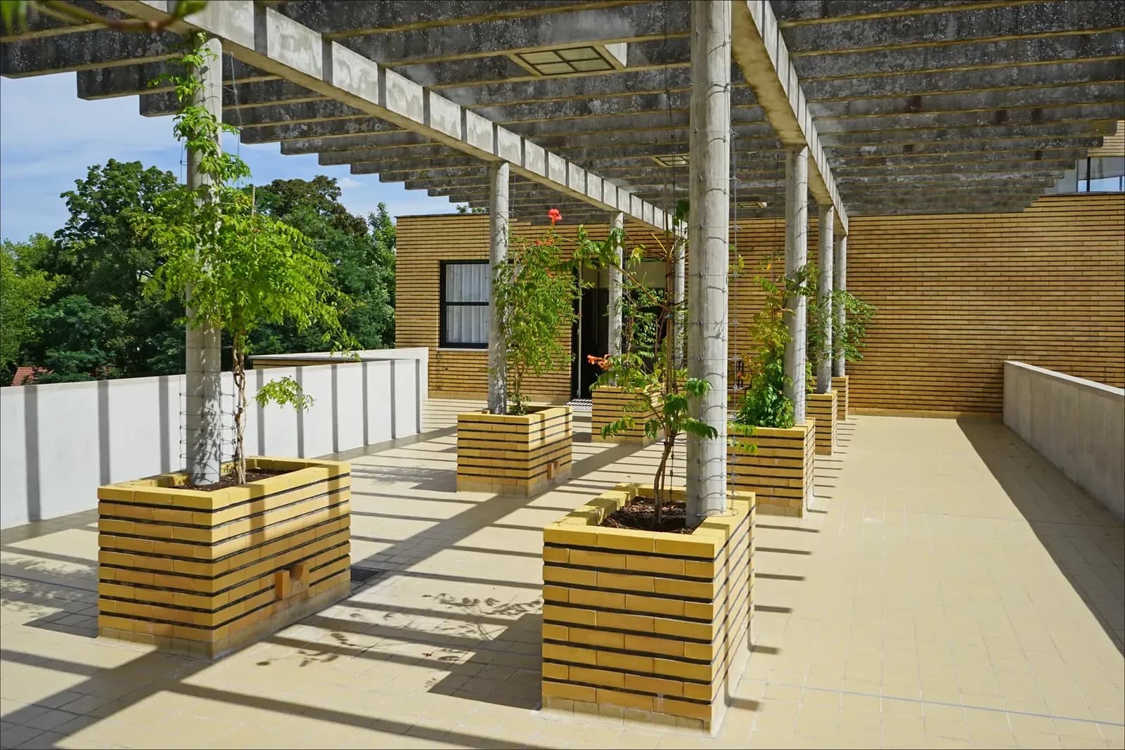 Aluminium bioclimatic pergola with rotating louvres over a terrace