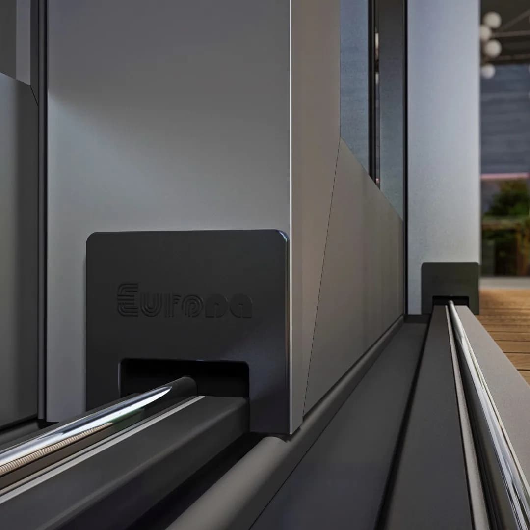 Smooth sliding and improved endurance through the stainless-steel lamina on the bottom rail profiles